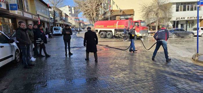 Bulanık’ta Cadde Ve Sokaklar Yıkandı