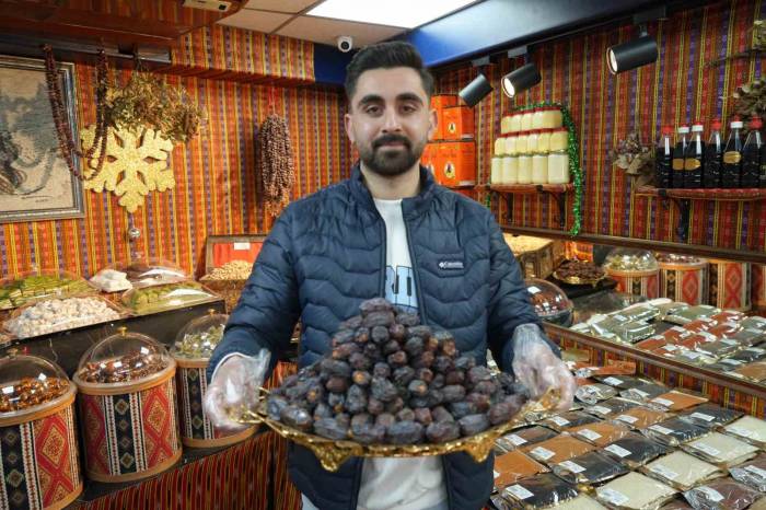 Ramazan Ayının Vazgeçilmezi Hurma Tezgaha İndi