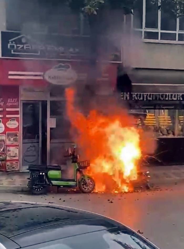 Park Halindeki Elektrikli Bisiklet Alev Topuna Döndü