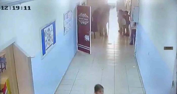 Okul Müdürünün Heimlich Manevrası Öğrencinin Hayatını Kurtardı