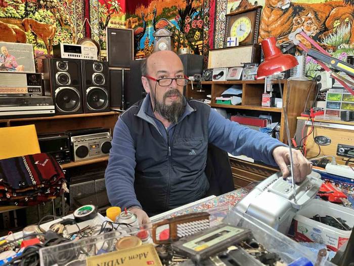 Bu Radyo Tamirhanesine Giren Zamanda Yolculuğa Çıkıyor