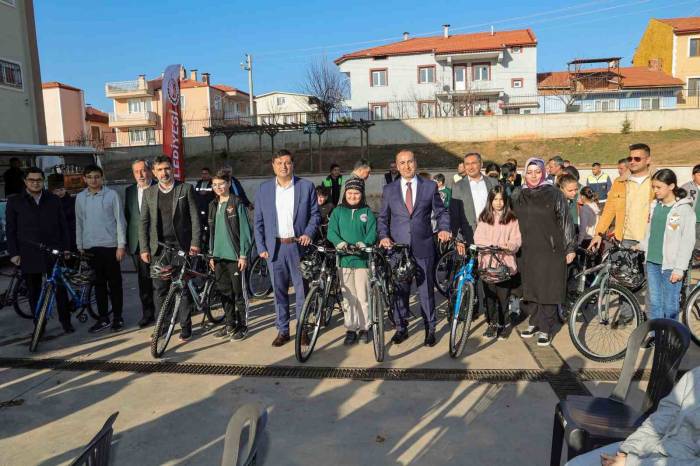 Başkan Çakın’dan Öğrencilere Anlamlı Hediye