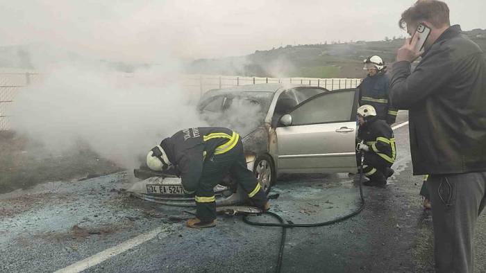 Bursa’da Seyir Halindeki Otomobil Alev Aldı
