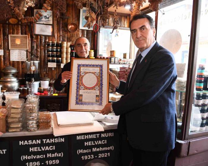 Başkan Dündar’a Yenilediği Çarşıda Büyük İlgi