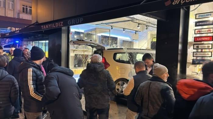 Otomobille Çarpışan Hafif Ticari Araç Beyaz Eşya Dükkanına Daldı