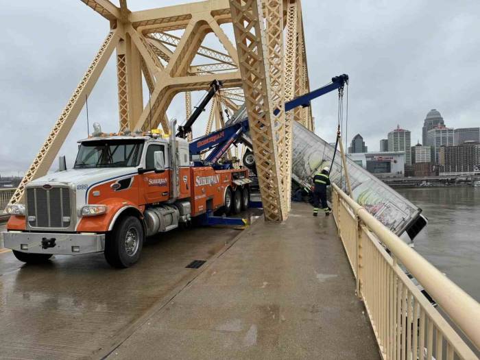 Abd’de Köprü Bariyerlerine Çarpan Kamyon Havada Asılı Kaldı