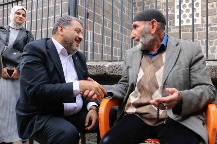 Ak Parti Diyarbakır İl Başkanı Ocak, Sur Esnafıyla Kucaklaştı
