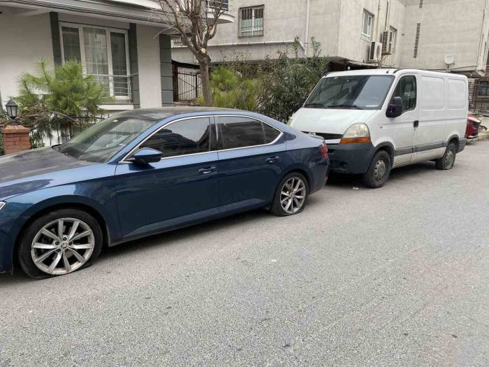 Küçükçekmece’de 17 Tane Aracın Lastiği Kesildi