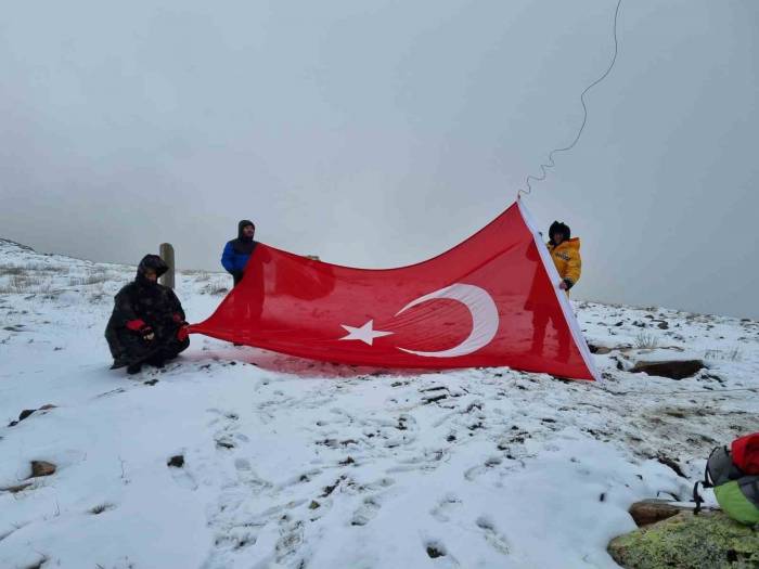 Dağcılar, Yıpranan Türk Bayrağı’nı Değiştirdi