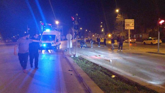 Akrobatik Hareketler Yapan Motorcu Trafik Işıklarına Çaptı