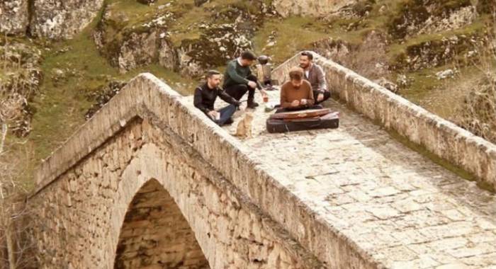 Yüksekovalı Gezgin Öğretmen Bu Sefer Doğaya Dikkat Çekmek İçin Santur Çaldı