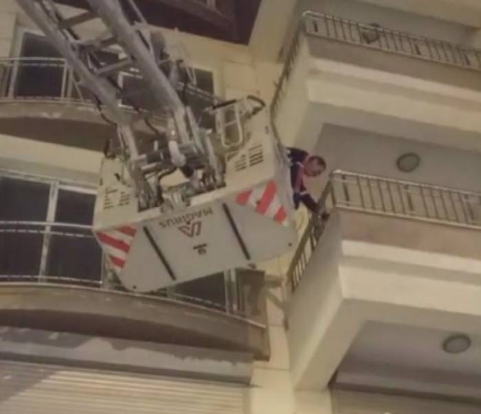 Hasarlı Binada Mahsur Kalan Kedi İtfaiye Ekipleri Tarafından Kurtarıldı