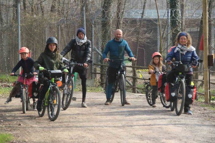 Eşek Arabası Ve Bisikletle Onları Yollarda Görenler Şaşırıyor