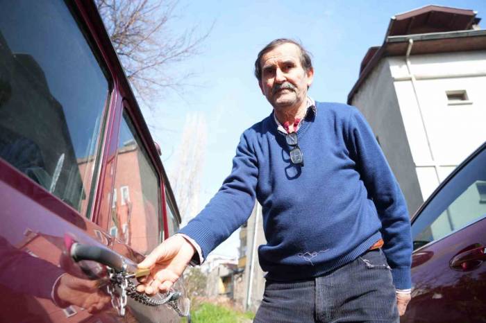 Hırsızlardan Bıkan Esnaf, Otomobilini Zincire Vurdu