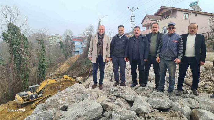 Alaplı’da Heyelan Riski Olan Yollara İstinat Duvarı Örülüyor