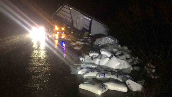 Amasya’da Tır Kaza Yaptı, Çuvallar Yola Savruldu