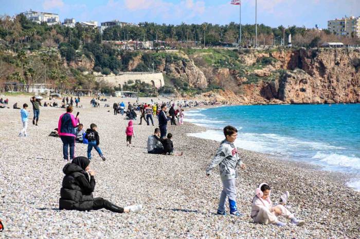 Antalya’da Bahar Havası, Sıcaklığı Hisseden Denize Koştu