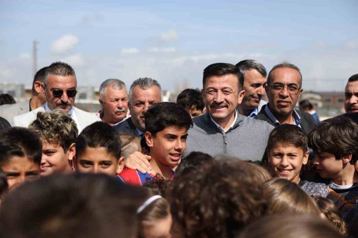 Cumhur İttifakı İzmir Adayı Hamza Dağ: "Bakanlık 50 Halı Saha Yapacaksa, Biz De 50 Tane Yapacağız"