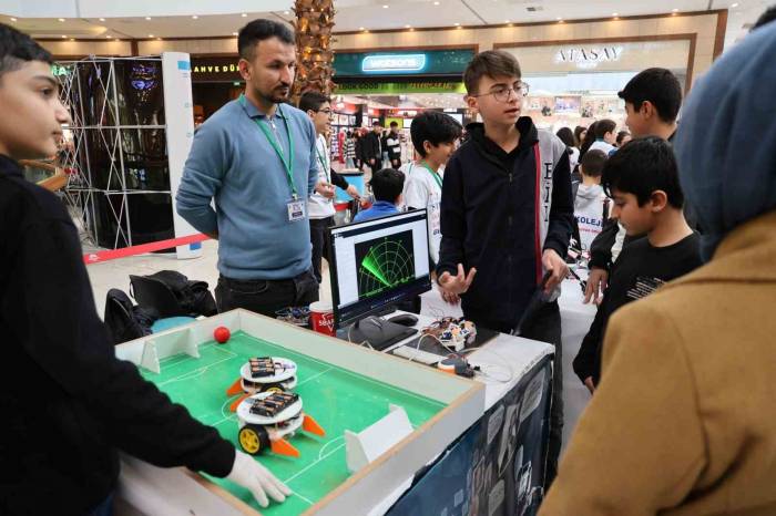 Çocuklar Bilim Fuarında Çalışmalarını Sundu