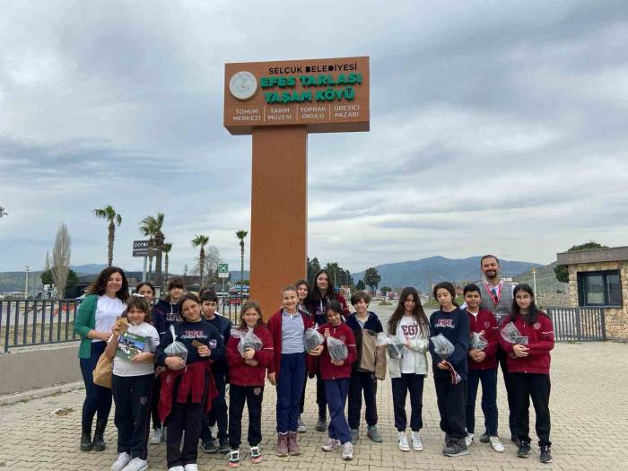 Efes Tarlası Yaşam Köyü Çocukları Toprakla Buluşturuyor