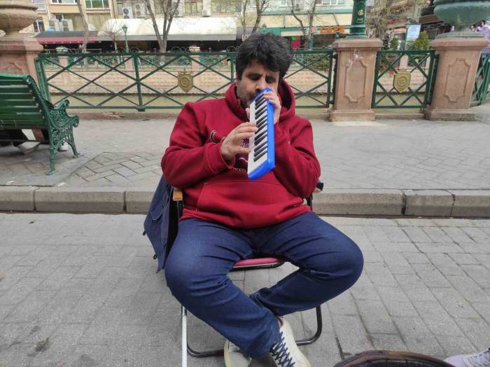 Eşini Kaybeden Engelli Müzisyen Tüm Zorluklara Rağmen Sanatını İcra Ediyor