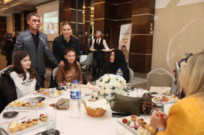 Gölbaşı Belediye Başkanı Şimşek Kadın Esnafla Bir Araya Geldi