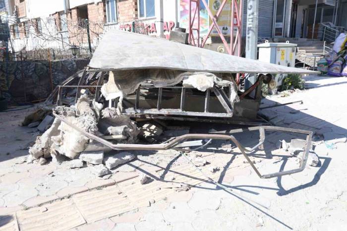 Hasarlı Binadan Vinçle Çıkarılmak İstenen Fırın Yere Çakıldı: O Anlar Kamerada