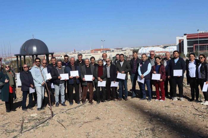 Kmü’lü Akademisyenlerden Çiftçilere Budama Eğitimi