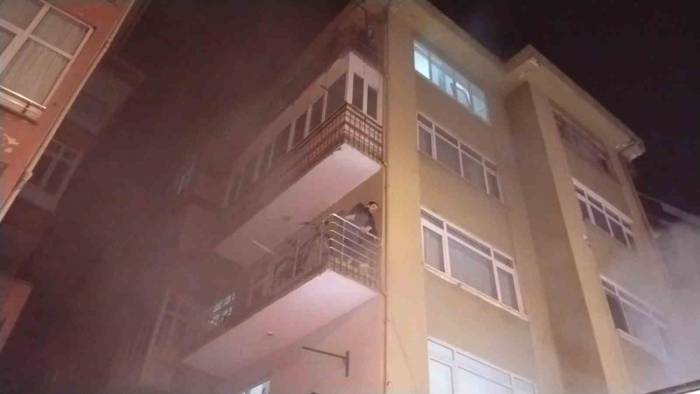 Kartal’da Yangında Mahsur Kalanları İtfaiye Ekipleri Kurtardı