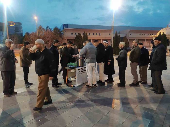 Cami Çıkışında Sıcak Karşılama