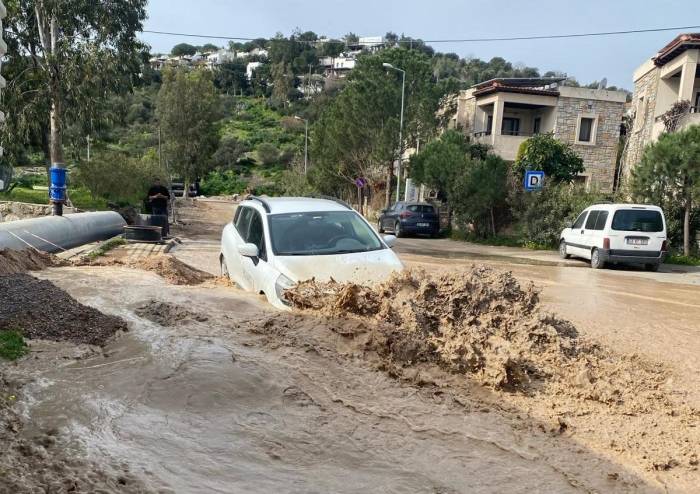Bodrum’da İsale Hattı Patladı, Yollar Göle Döndü