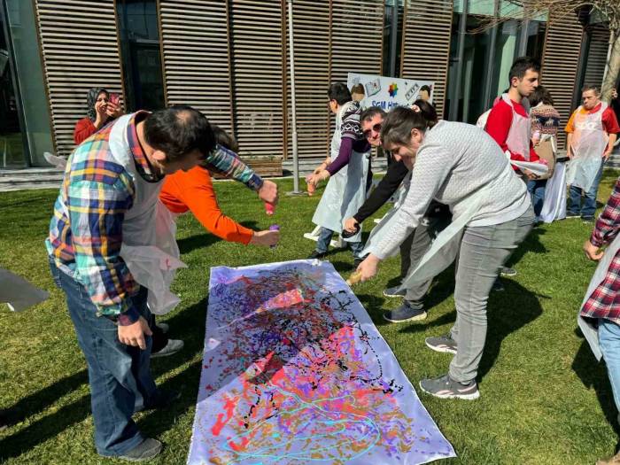 Özel Çocuklardan Dünya Ressamlar Günü’nde Rengarenk Eser