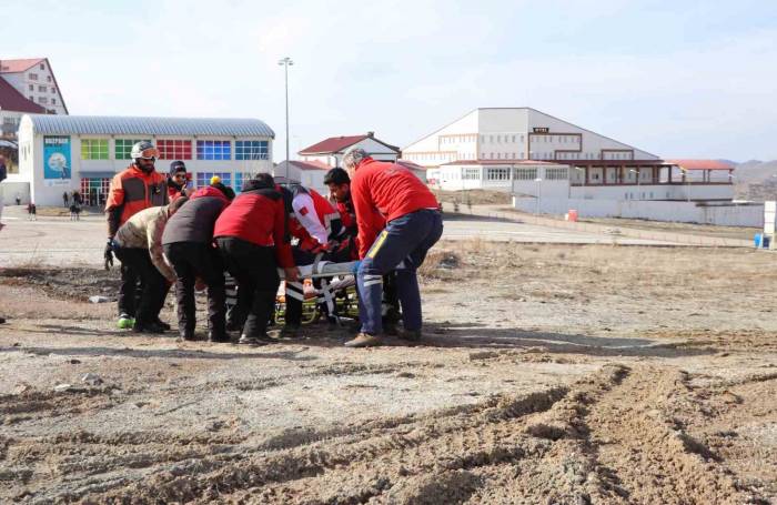 Kayak Yaparken Ayağı Kırıldı, İmdadına Ambulans Helikopter Yetişti