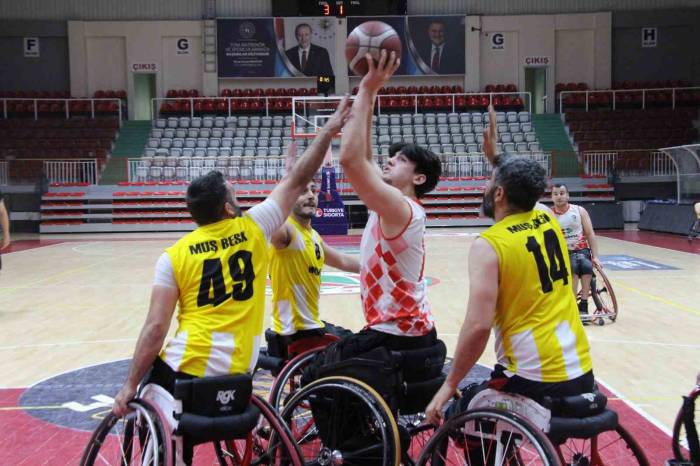 Yosk, Evinde Muş Besk’e Yenildi