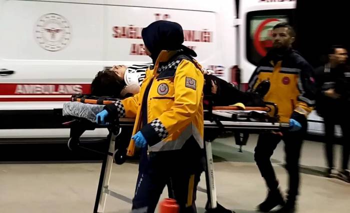 Takla Atan Araç 50 Metre Sürüklendi: 1’i Ağır 4 Yaralı