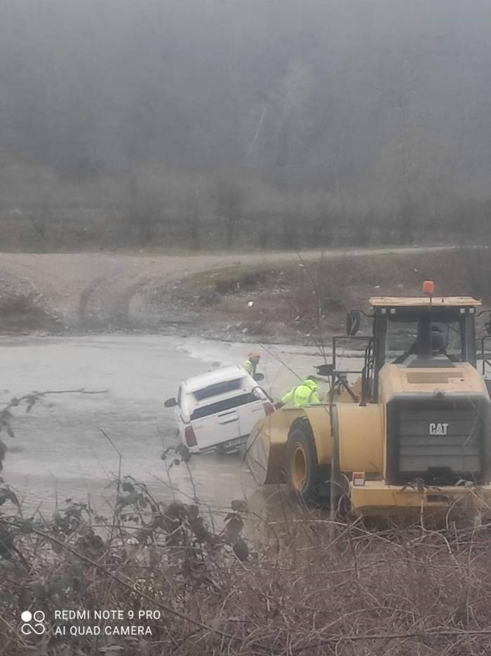 Aracıyla Çaydan Geçmek İsterken Mahsur Kaldı