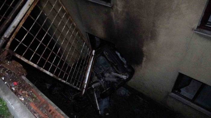 Buzdolabını Tamire Götüren Sürücü Aracı İle 10 Metreden Apartman Boşluğuna Uçtu