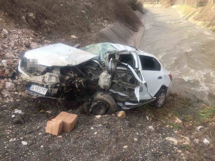 Bilecik’te Dereye Uçan Araçta Bulunan 3 Kişi Yaralandı