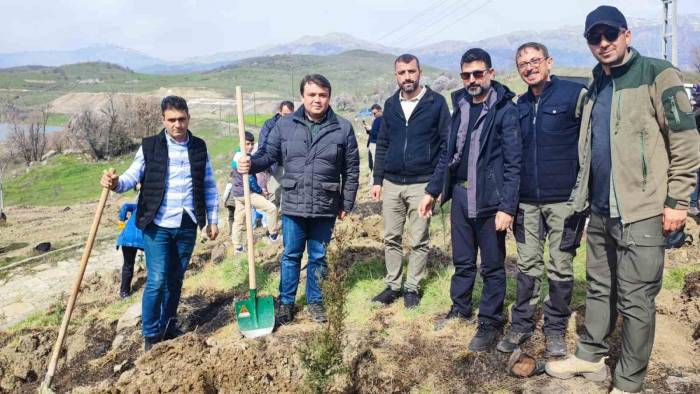 Depremde Hayatını Kaybedenlerin Anısına Bin Fidan Toprakla Buluştu