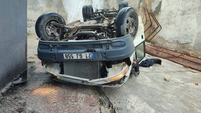 Kamyonet 30 Metre Yükseklikten Okul Bahçesine Uçtu, Faciadan Dönüldü