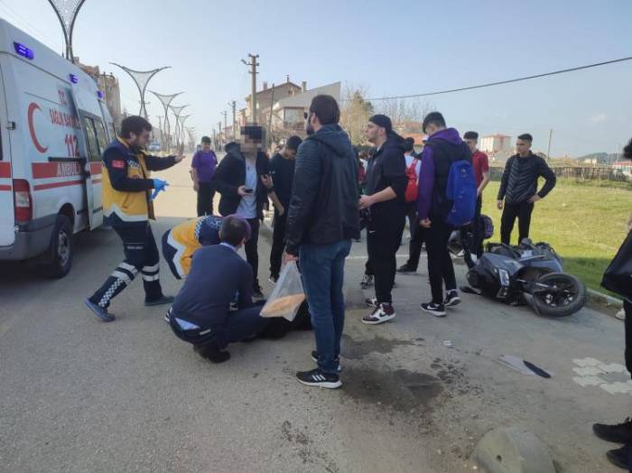 Hafif Ticari Araçla Çarpışan Motosikletteki 2 Liseli Yaralandı