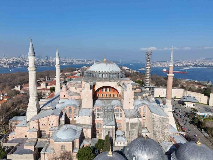 Ayasofya-i Kebir Camii Şerifi’ne Ramazan Mahyası Asıldı
