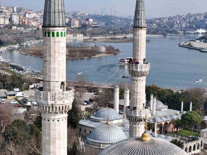 Ramazan Ayının Simgesi Mahyaların İlki Eyüpsultan Camii’ne Asıldı: "Ramazan Kur’an Ayıdır"