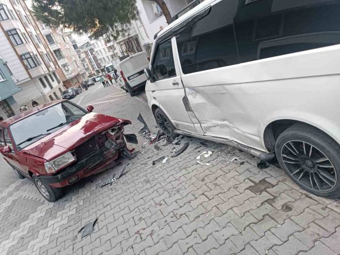 İki Araca Çarpan Otomobil Sürücüsü Olay Yerinden Böyle Kaçtı
