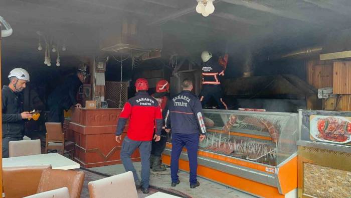 Sakarya’da Restoranda Çıkan Yangın Panik Oluşturdu