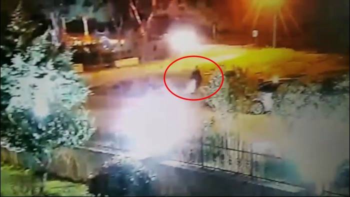 Muhtar Adaylarının Afişlerinin Koparılma Anları Kamerada