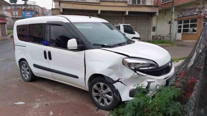 Samsun’da Hafif Ticari Araç İle Otomobil Çarpıştı: 1 Yaralı