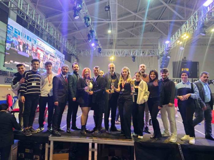 Manisalı Kuaförler Söke’den 3 Kupayla Döndü