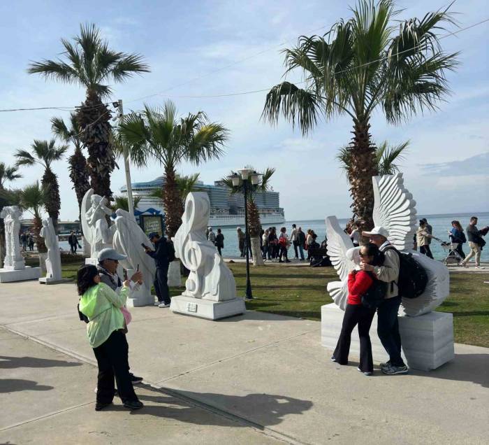 Kuşadası’na Gelen Turistler Sahildeki Sanat Eserlerini Beğendi
