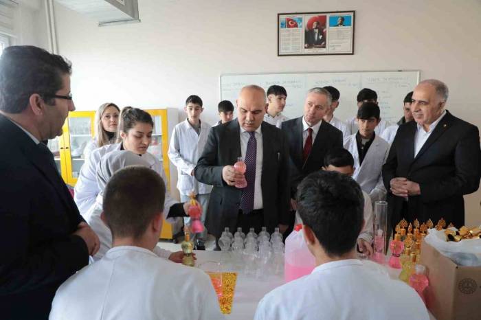 Ağrı Valisi Koç, Tobb Mesleki Ve Teknik Anadolu Lisesini Ziyaret Etti